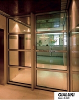 vách kính chịu lửa